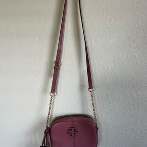 Tory Burch McGraw Camera Bag in Pink Pebbled Leather